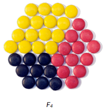 F4, der det er 3 rekker med 3 svarte sjokolader i hver rekke, 3 rekker med 4 røde sjokolader i hver rekke, og 4 rekker med 4 gule sjokolader i hver rekke.